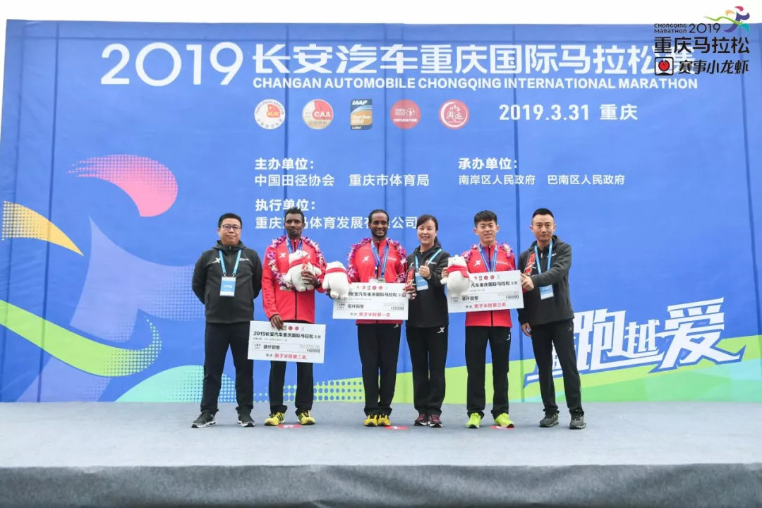 脆皮香蕉的做法_脆皮香蕉怎么做_璐璐小小厨的菜谱:IM电竞(图3) IM电竞