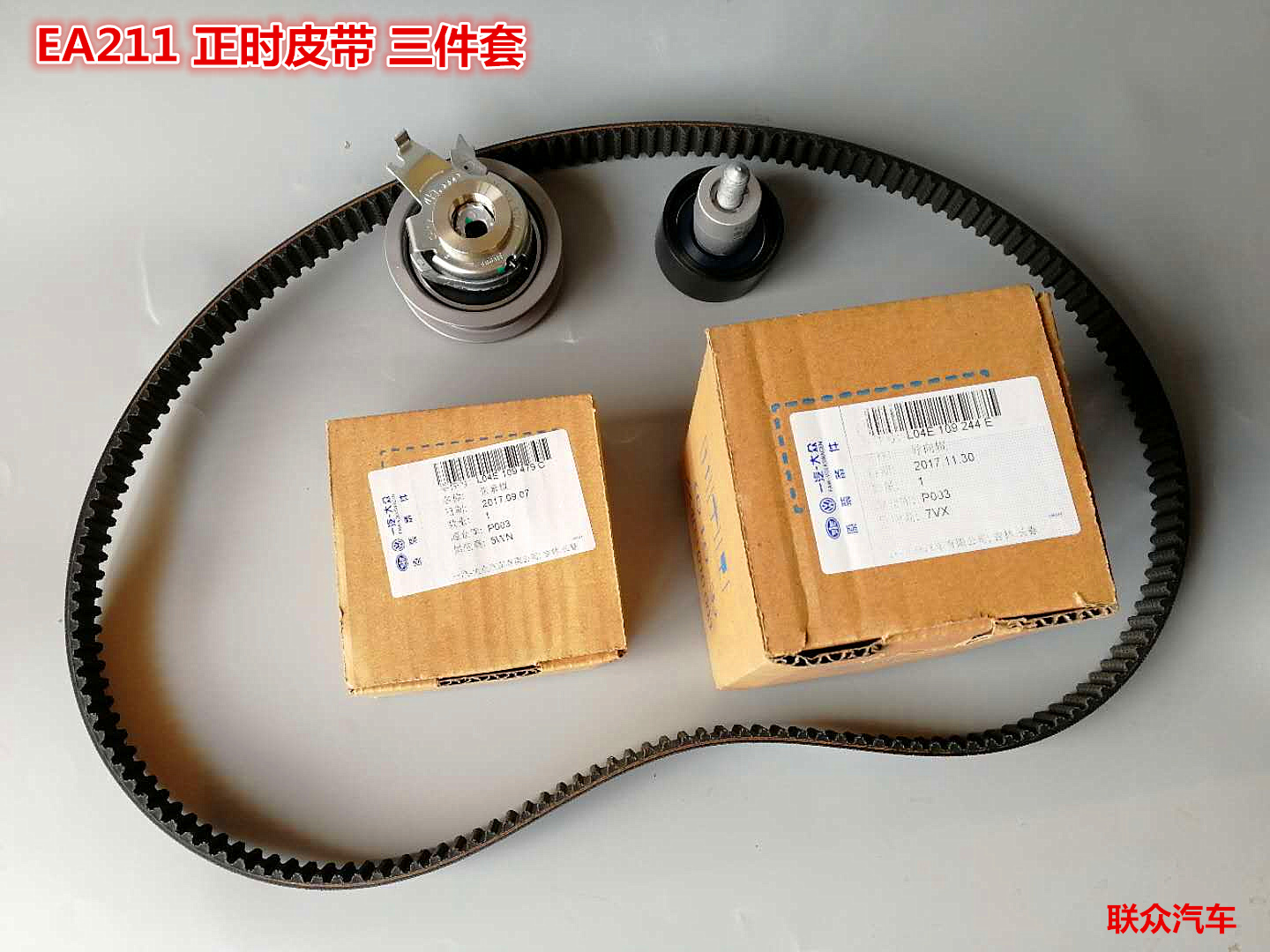 IM电竞平台-哈里-贝瑞与男友带女儿出外散步 幸福甜蜜(图3) IM电竞平台