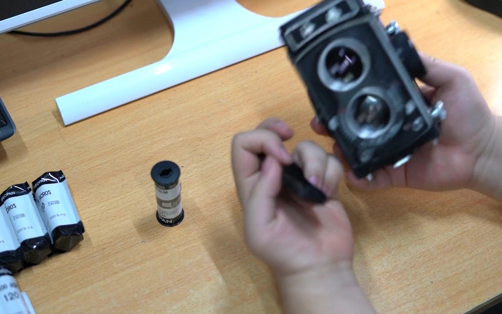 IM电竞平台-哈里-贝瑞与男友带女儿出外散步 幸福甜蜜(图2) IM电竞