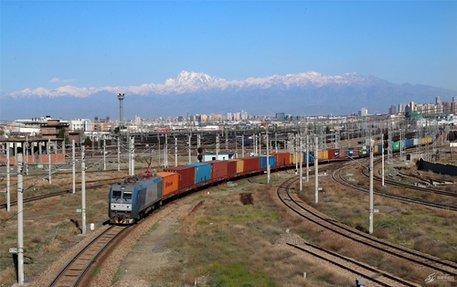 流行天后玛利亚·凯莉新单曲首发 张靓颖送上新歌祝福_IM电竞(图1) IM电竞